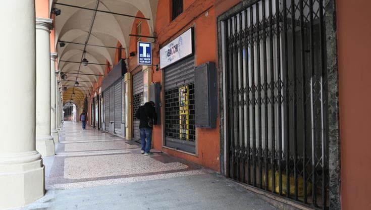 Serrande giù in San Vitale, la crisi dei negozi tra cantiere Garisenda e caro affitti