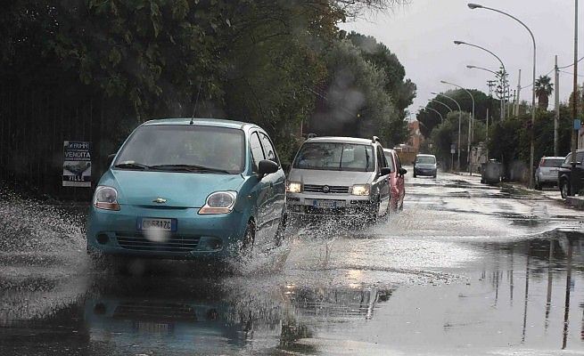 Maltempo, chiudono i parchi<br />strade allagate e forte vento