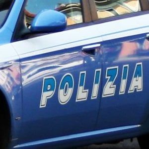 Roma, litiga in un bar poi si lancia con l'auto contro i tavolini: un ferito