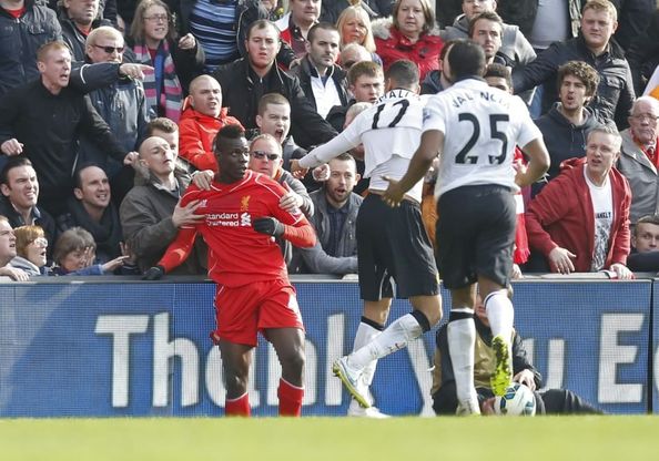 Subisce fallo e reagisce, Balotelli trattenuto dai tifosi a bordo campo