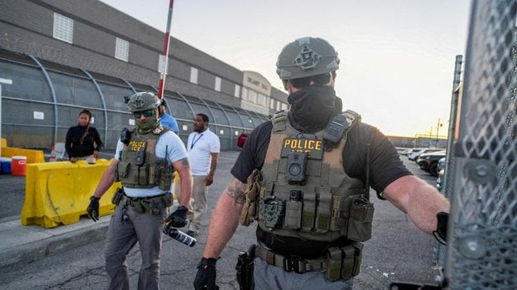 Agenti Ice e Fbi ai seggi per allontanare gli ispanici: midterm, mossa di Trump per arginare i dem