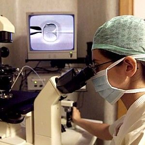 In quella sala d'attesa tenendosi per mano "Paura? No, ci fidiamo"
