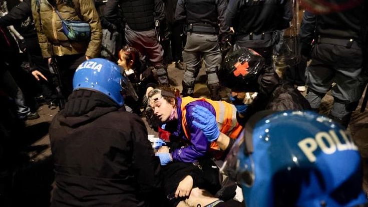 Bologna, scontri in centro: cariche, lacrimogeni, idranti, barricate. Feriti e fermati