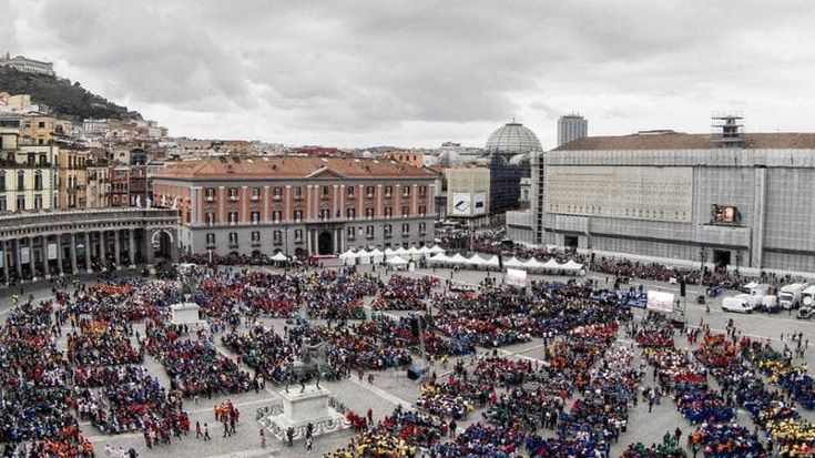 Napoli, piazza Plebiscito, aprile 2016: migliaia di coristi cantano nella piazza “in cantata”