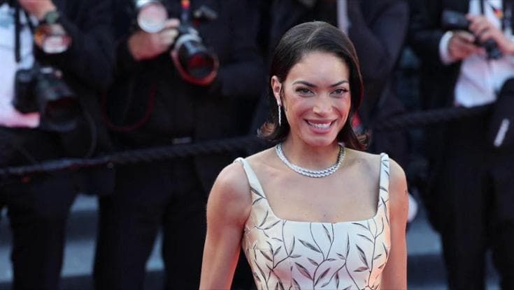 Elodie conquista Cannes, sul red carpet con un look da diva del passato