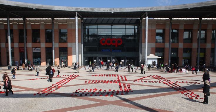 Alla Coop scarpe rosse contro il femminicidio
