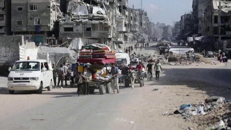 Gaza, palestinesi in fuga con ogni mezzo dal nord della Striscia dopo l'ordine israeliano