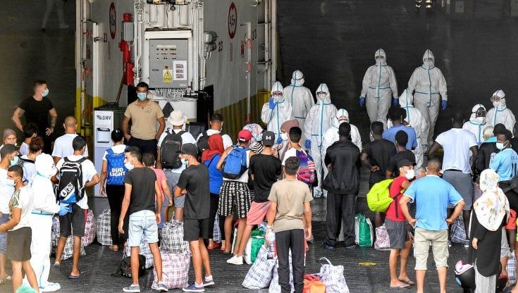 Migranti, nuovi sbarchi a Lampedusa: 388 le persone approdate sull'isola