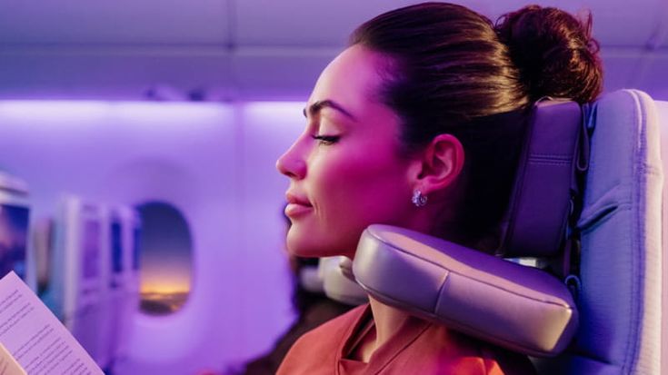 Aerei, addio alla testa che cade. Arriva il cuscino incorporato anche in economy