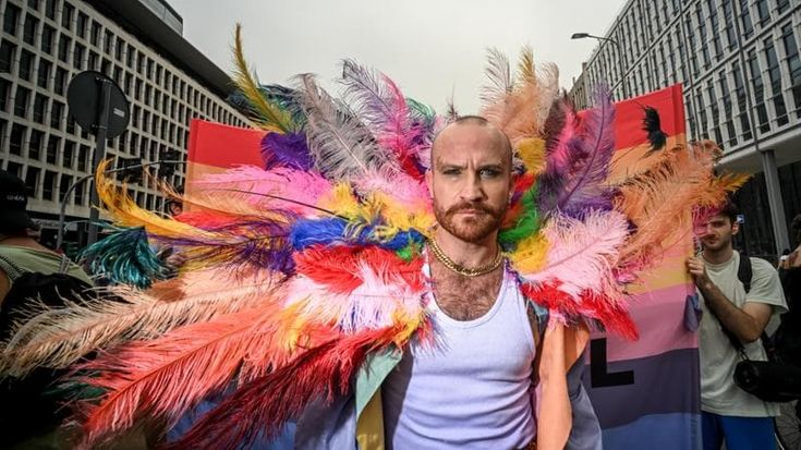 Pride Milano, il popolo dei diritti invade le strade della città: “Oltre 350mila in corteo”. Il finale all’Arco della Pace