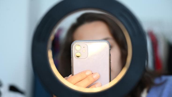 Professione influencer: il 13% guadagna oltre 5mila euro al mese. Ma per tanti non è un sogno