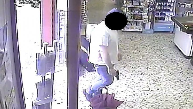Bari, con pistola giocattolo fa irruzione in un supermercato: rapinatore arrestato dopo breve fuga