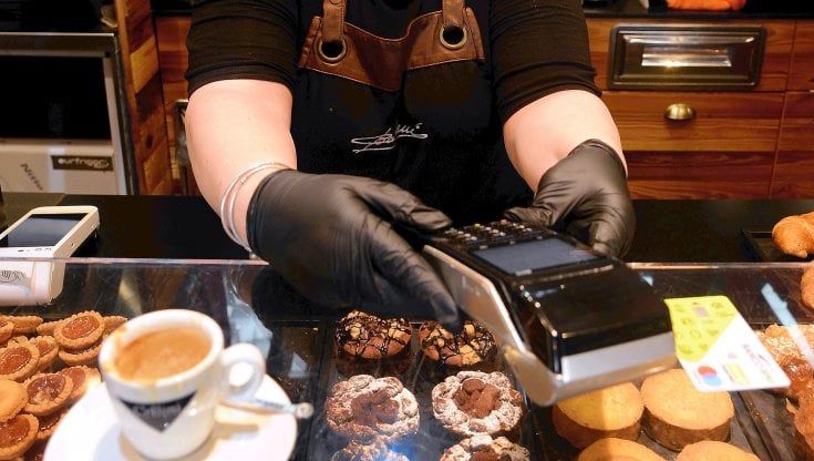 Obbligo di Pos, come va a Milano? Il bilancio a due mesi dalla novità: "Nessuna lamentela e zero multe"