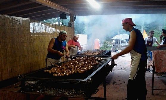 A Chiusi della Verna l'aperitivo si fa con il maiale alla brace