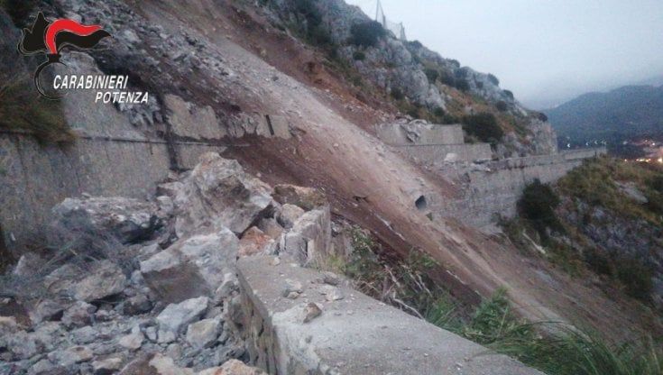 Frana a Maratea: interrotta la strada statale 18 a Castrocucco