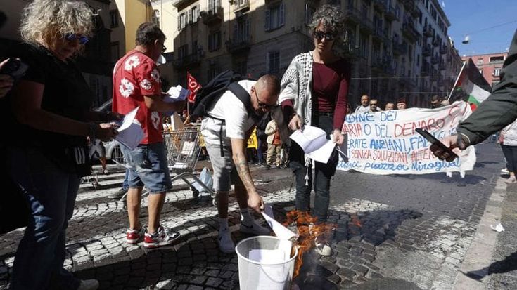 Napoli, protesta contro il caro-prezzi: bollette bruciate in strada