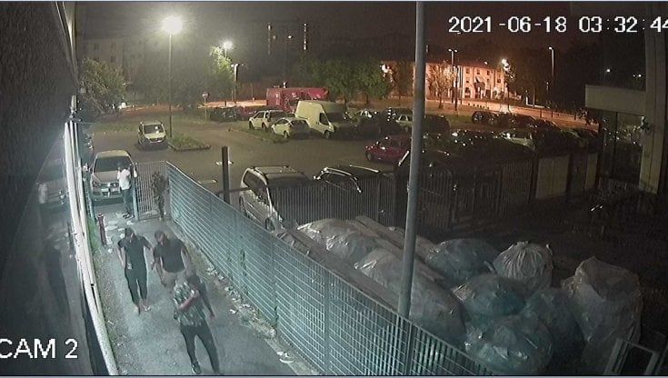 Milano, un incidente stradale smaschera lo spacciatore che usava auto a noleggio