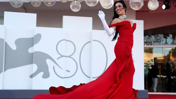 Ciak si sfila, tutti pazzi per Georgina. Le pagelle del red carpet