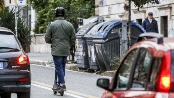La mobilità a Roma. In due e senza casco: prime dieci multe per i monopattini