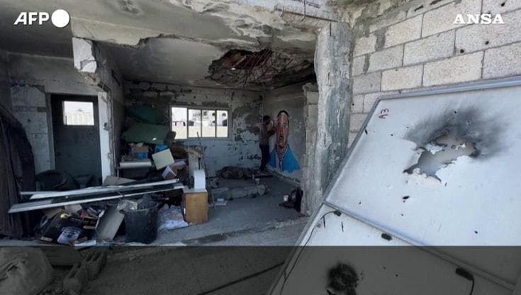 Gaza, artista realizza un murale in onore del rapper Macklemore sulle rovine di un palazzo distrutto