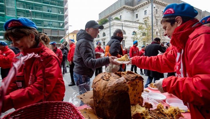 Il Natale dei senzatetto di Milano con il panettone da portare via: il Covid cambia la festa del 24 dei City Angels