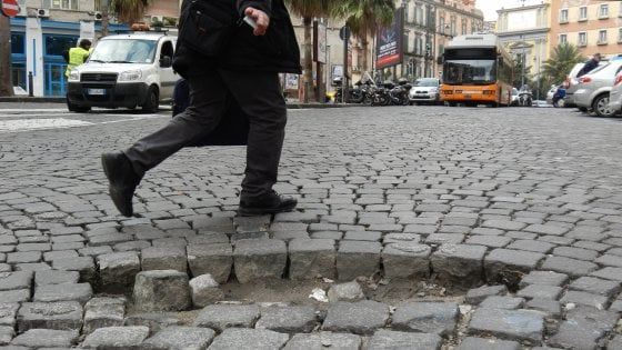 Vizi e virtù delle buche nelle strade di Napoli