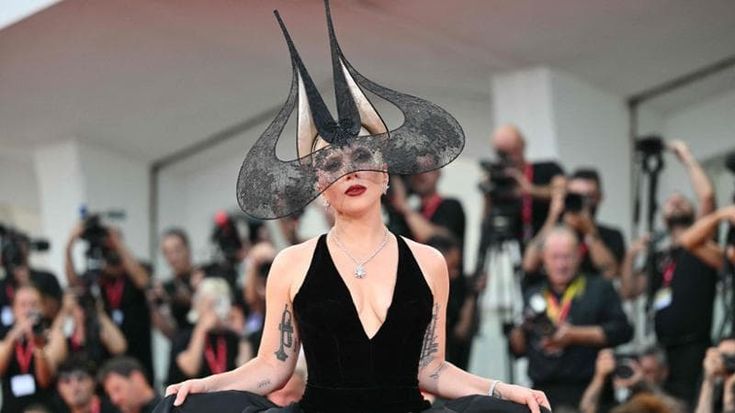 Lady Gaga arriva a piedi sul red carpet: fan impazziti per la “dark queen”