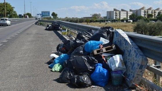 Bari, patto tra Regione Puglia, Comune e Anas per rimuovere i rifiuti sulla tangenziale 
