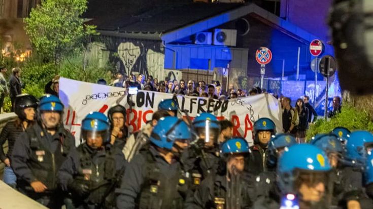 Bottigliata al vice capo della Digos, arrestato anarchico: nel cellulare manuale per fare ordigni
