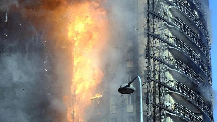Incendio nella Torre dei Moro, chieste dodici condanne fino a 8 anni per il rogo di via Antonini