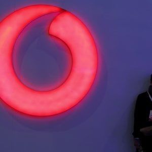 Vodafone, la concorrenza sul mobile frena i ricavi