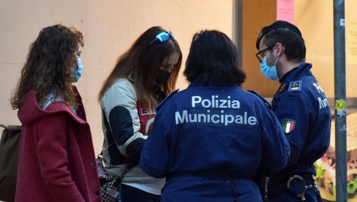 Covid, nuova stretta a Palermo: stop a quattro mercatini e alla vendita di alcol dopo le 18