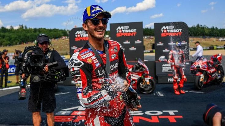 Bagnaia versione papà: “Ancora devo imparare. Rossi mi ha dato qualche consiglio”