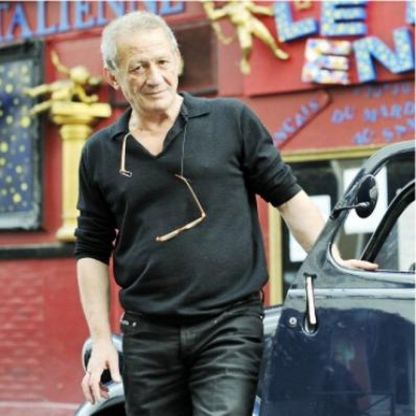 Con l'auto contro l'Eliseo per salvare il suo teatro