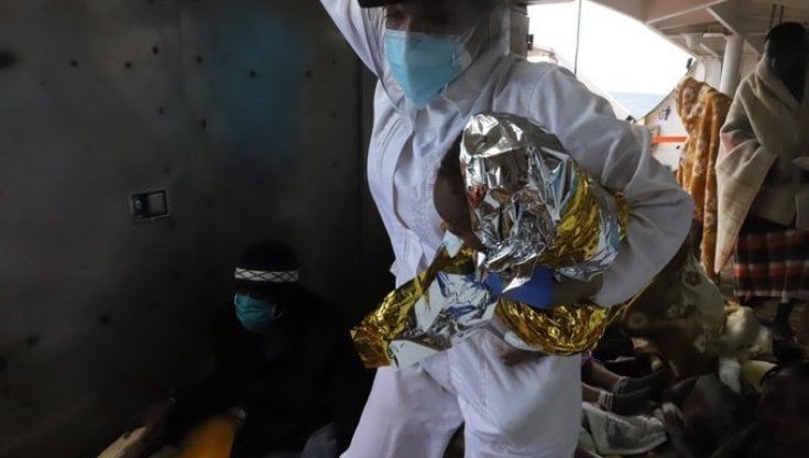 Il piccolo Joseph verrà sepolto nel cimitero dei migranti a Lampedusa, un altro bimbo trasferito d'urgenza in ospedale a Malta