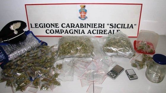 Acireale, pusher quindicenne a scuola: denunciato