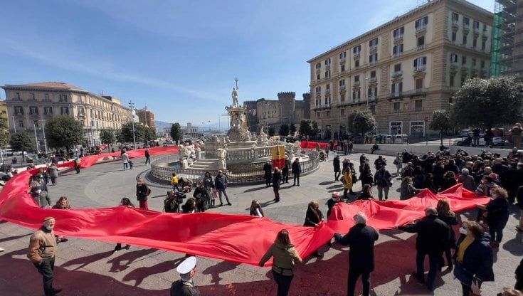 Napoli in piazza contro la guerra con Fico, Conte e Manfredi: "Regole certe sull'accoglienza"