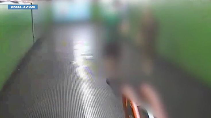Spinge un’anziana contro il muro in metropolitana e la butta a terra per rubarle la collana: preso