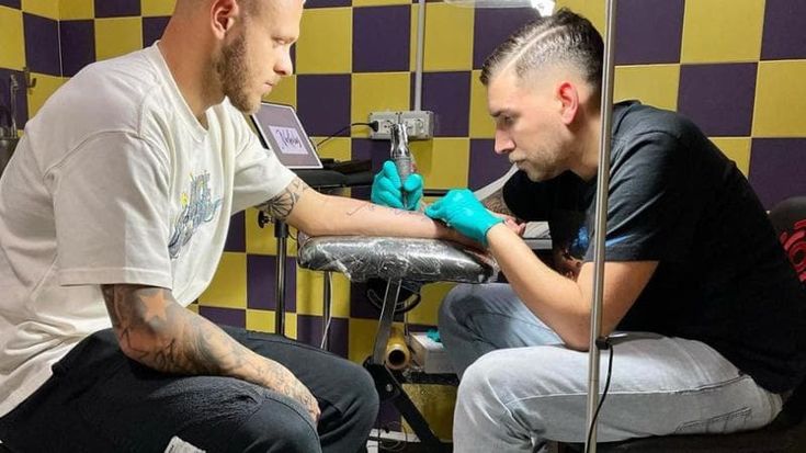 Alberto Marzari il tatuatore dei vip, da Mourinho a Beccalossi: “Mi chiedono soprattutto maglie e coppe”