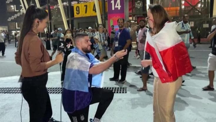 Qatar 2022, la proposta di matrimonio alla fidanzata in diretta tv fuori dallo stadio