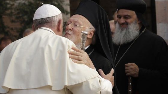 Papa Francesco ad Assisi: "Il grido d'aiuto dei profughi spento come fosse un canale tv" 