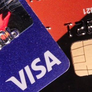 Visa, guerra al contante: offre 10mila dollari ai ristoranti che diventeranno "cash free"