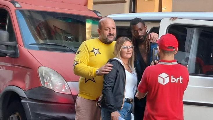 Napoli, Zambo Anguissa assediato dai fan a Chiaia. Selfie e abbracci in via dei Mille