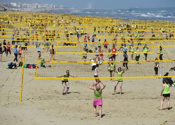 A Riccione il festival del beach volley: 220 campi da gioco sulla spiaggia