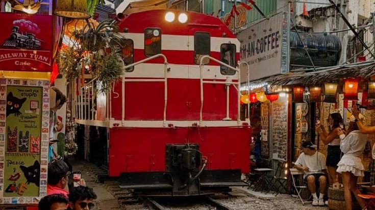 Hanoi vuole fermare i convogli su Train Street: la strada vietnamita è un pericolo per turisti