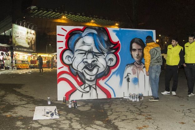 San Siro, i murales raccontano il derby in diretta