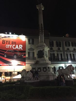 Piazza dei Martiri, selfie sul leone della Rivoluzione partenopea