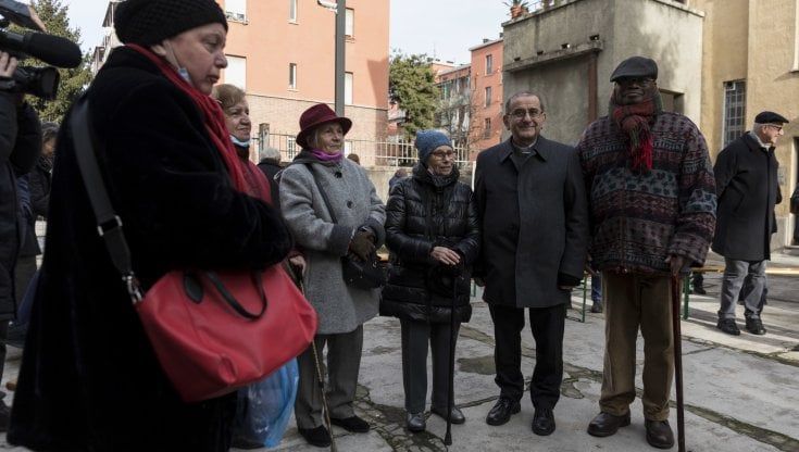L'arcivescovo Delpini nelle case popolari al Giambellino “La casa è un diritto, a Milano anche chi lavora si ritrova povero"