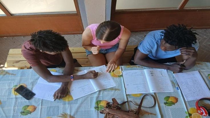 “Che cringe” e “Tranqui”: i ragazzi del Berchet e le lezioni ai coetanei arrivati da lontano