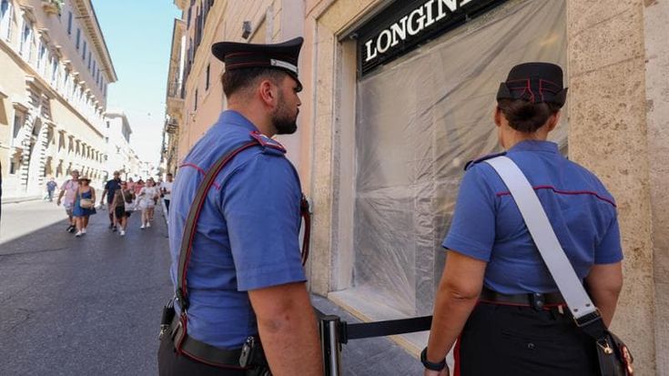 Longines, il colpo in via del Corso messo a segno in 50 secondi: bottino da oltre 100mila euro
